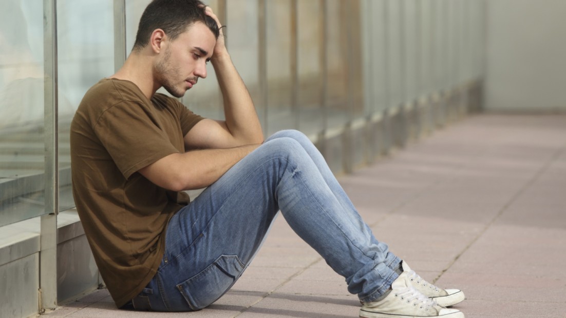 homme par terre
