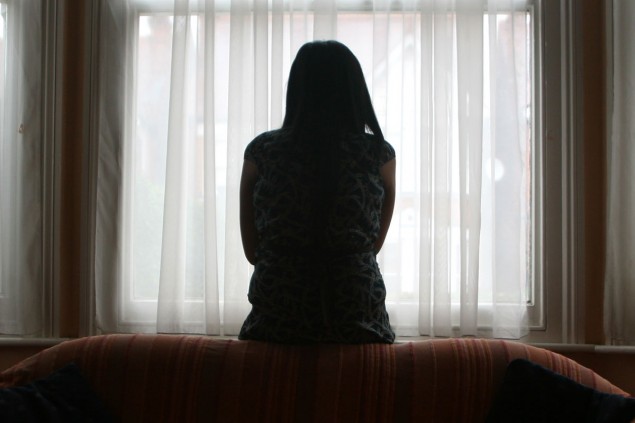 femme devant fenêtre