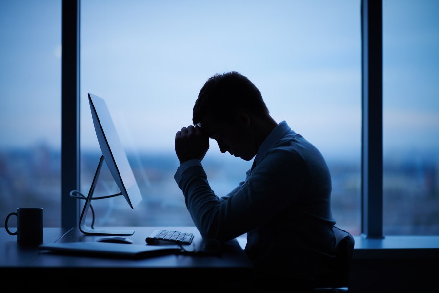 homme tête mains bureau bleue